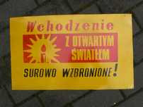 Stara Tablica z PRL Wchodzenie z Otwartym Światłem Surowo Wzbronione