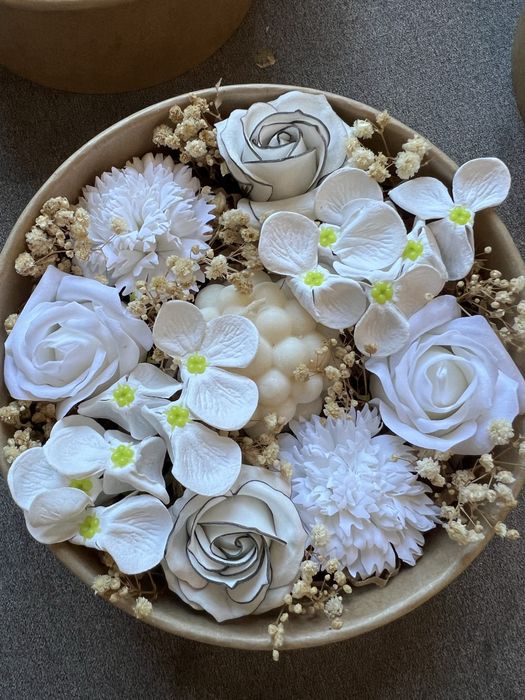 Zestaw prezentowy kwiaty mydlane, świeca sojowa