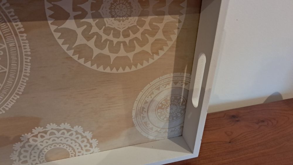 Tabuleiro branco com motivos redondos ideal para café ou chá