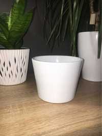 Biała donica osłonka ceramiczna 12cm średnicy