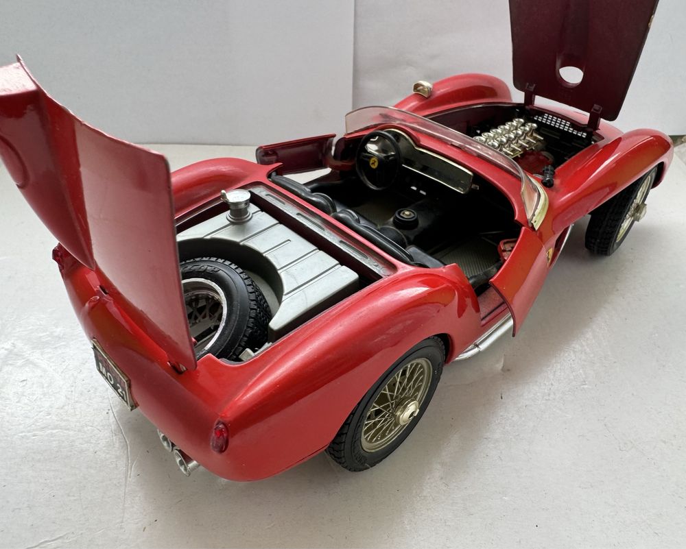 Model samochodu w skali 1:18 Ferrari 250 Testa Rossa Bburago Burago