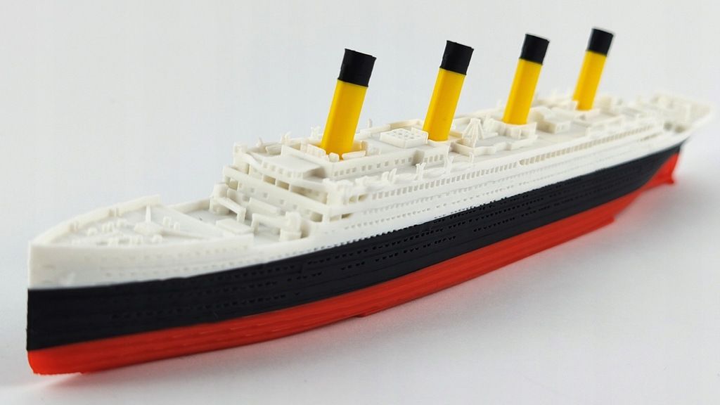 RMS Titanic – Model 3D - 269mm (1:1000) - z czarną podstawą magnet