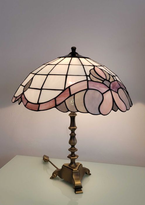 Lampa witrażowa typu Tiffany