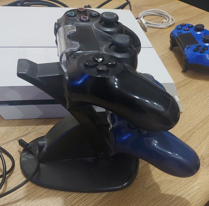 Konsola PS4 + 3 Pady + stacja ładująca do padów