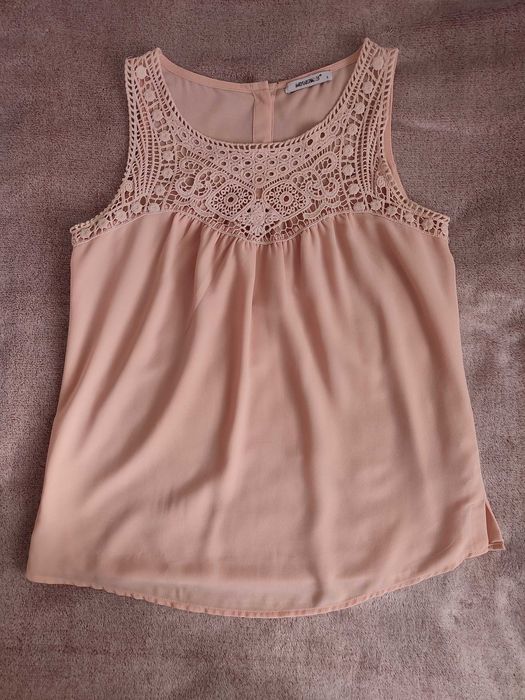 Elegancka bluzka bez rękawów MyHailys – koronka, pudrowy róż