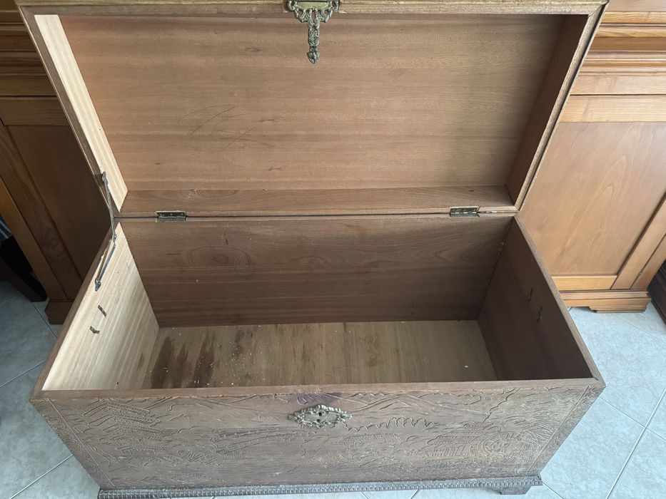 Vendo baú de madeira antigo