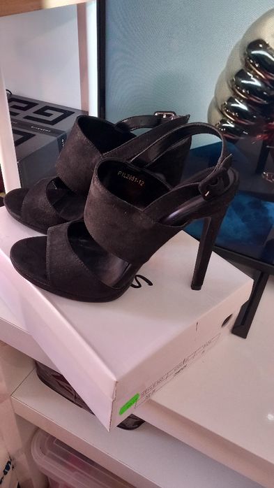 Sandalia alta em bom estado