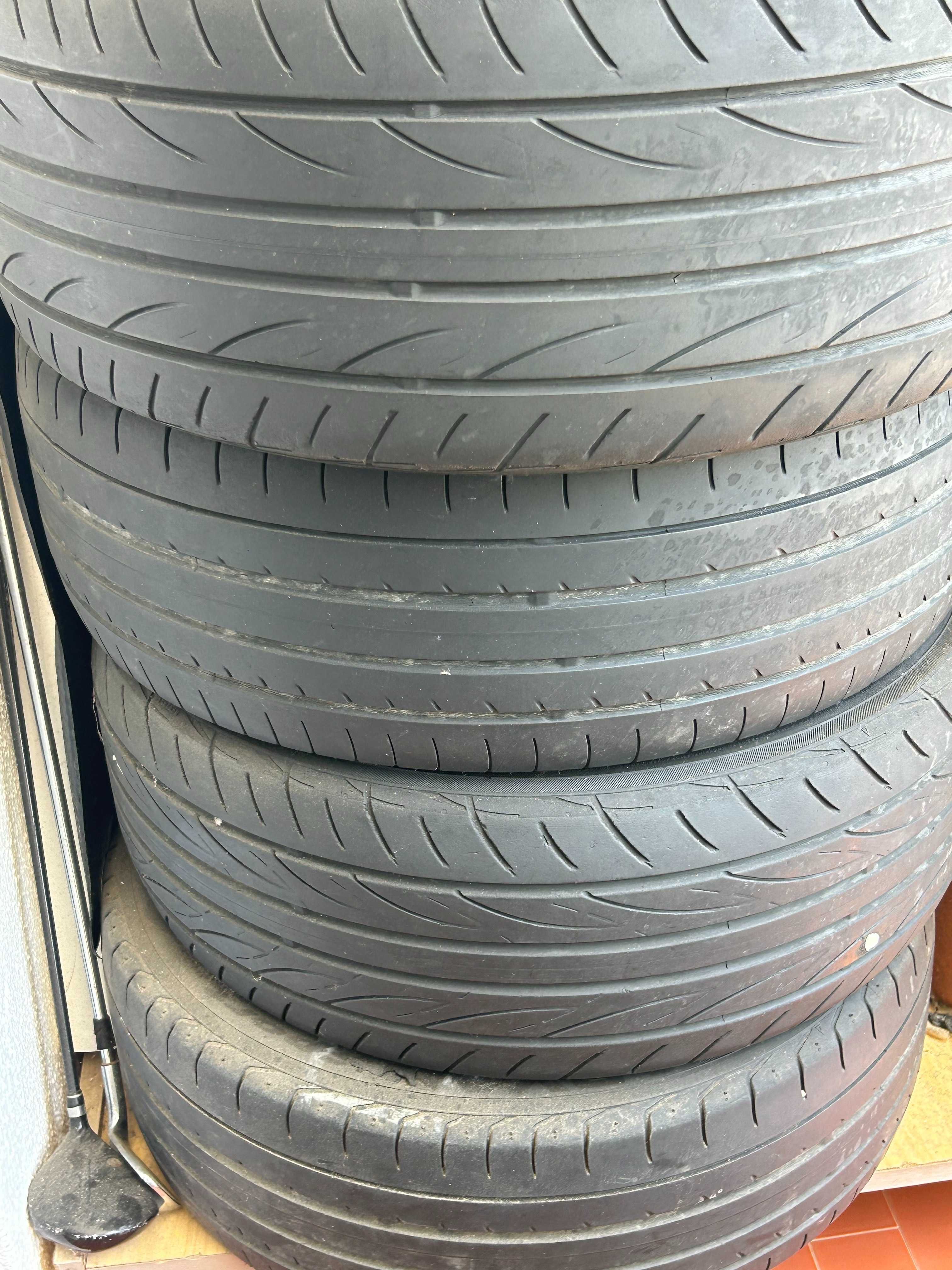 4 Pneus  Yokohama 215/45 R17 bom estado
