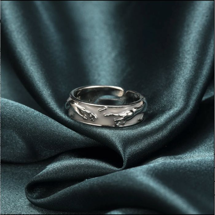 Срібна дизайнерська каблучка Kuurth “Створення Адама» | біла емаль