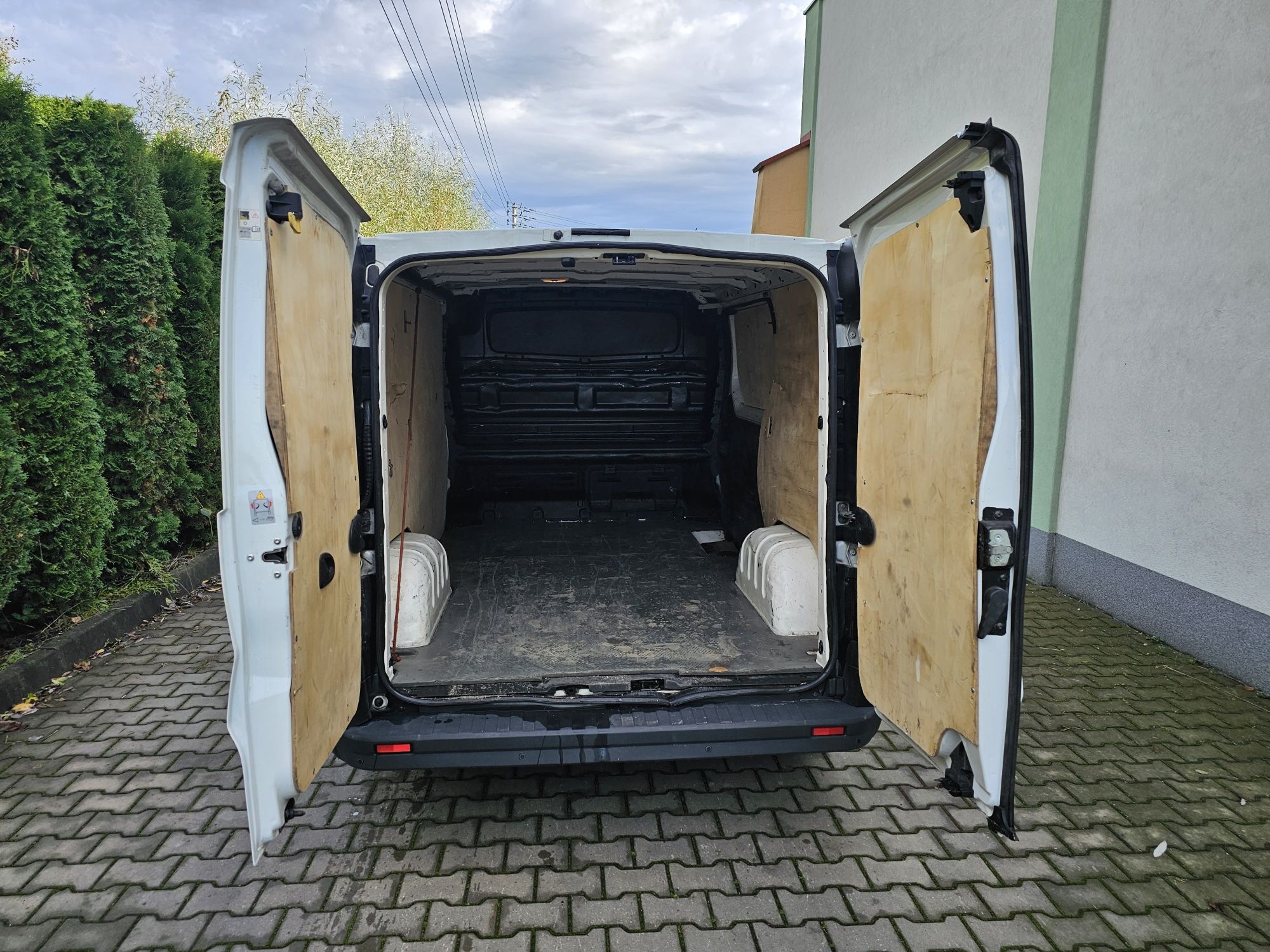 Wynajem/wypożyczalnia /busów 9 osobowych/ busy dostawcze Renault Trafi