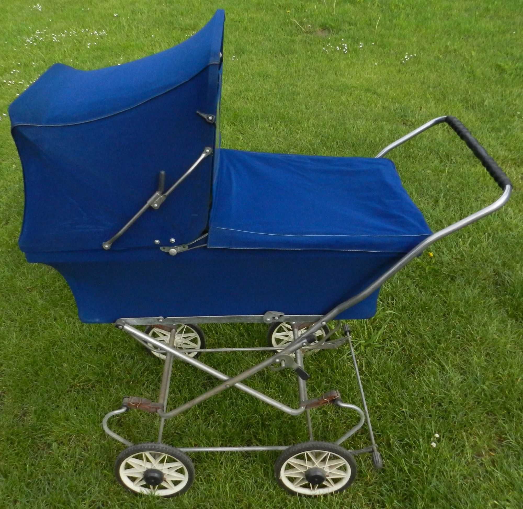 Wózek dziecięcy, welur, niebieski chabrowy, retro vintage PRL zabytek