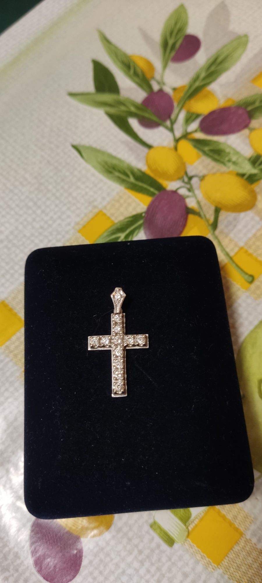 Красивый крест с 12 бриллиантами , белое золото 750 проба,2,65 гр