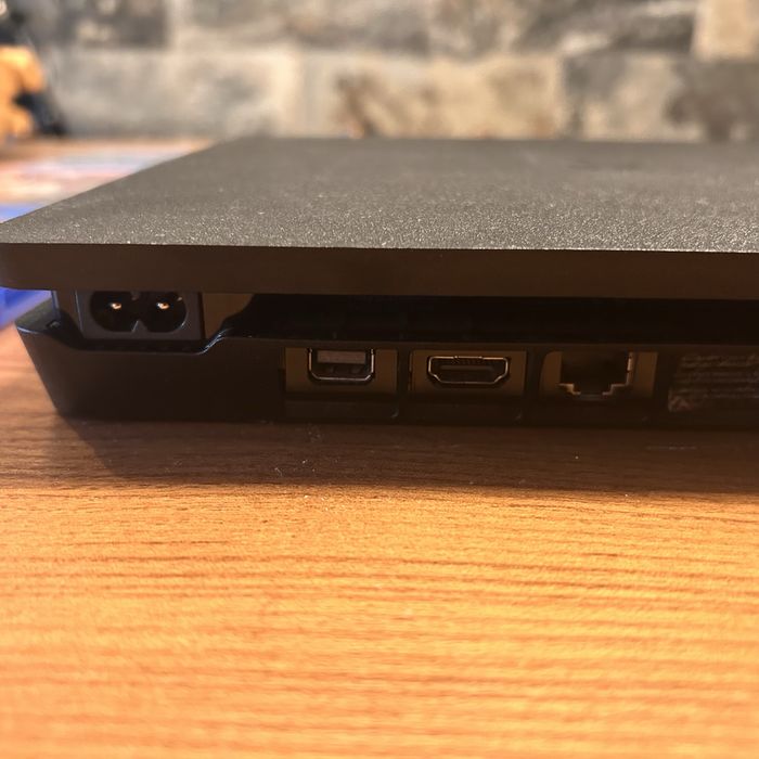 Playstation 4 Slim + 8 jogos