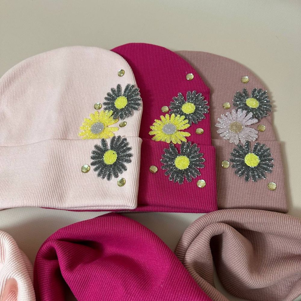 Базовий весняний комплект на дівчинку в рубчик шапка з квітами і хомут