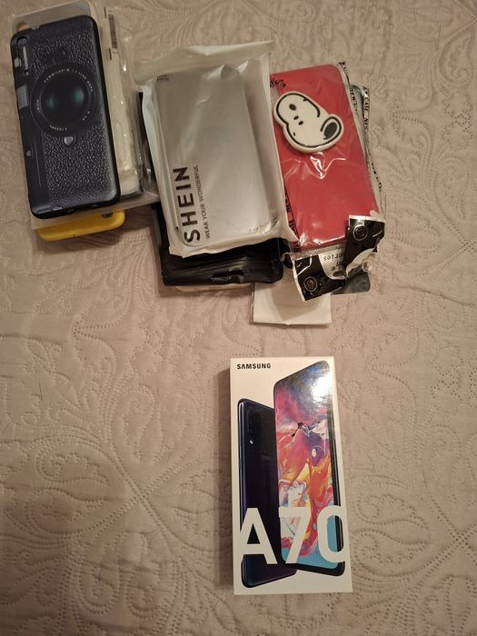 Samsung A70 com 25 capas de protecção