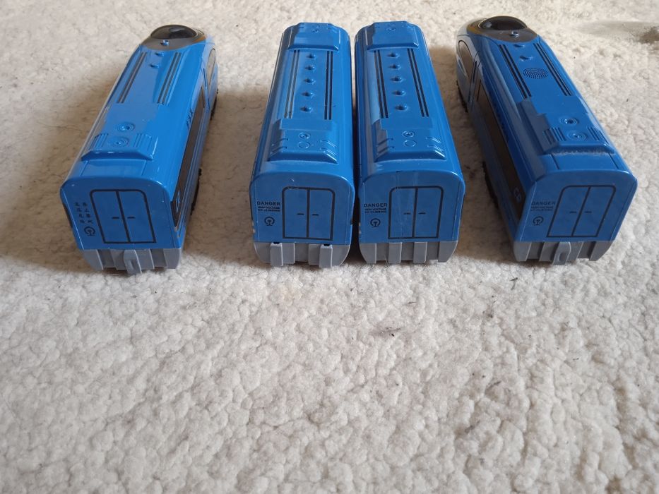 Потяг на батарейках, іграшка.