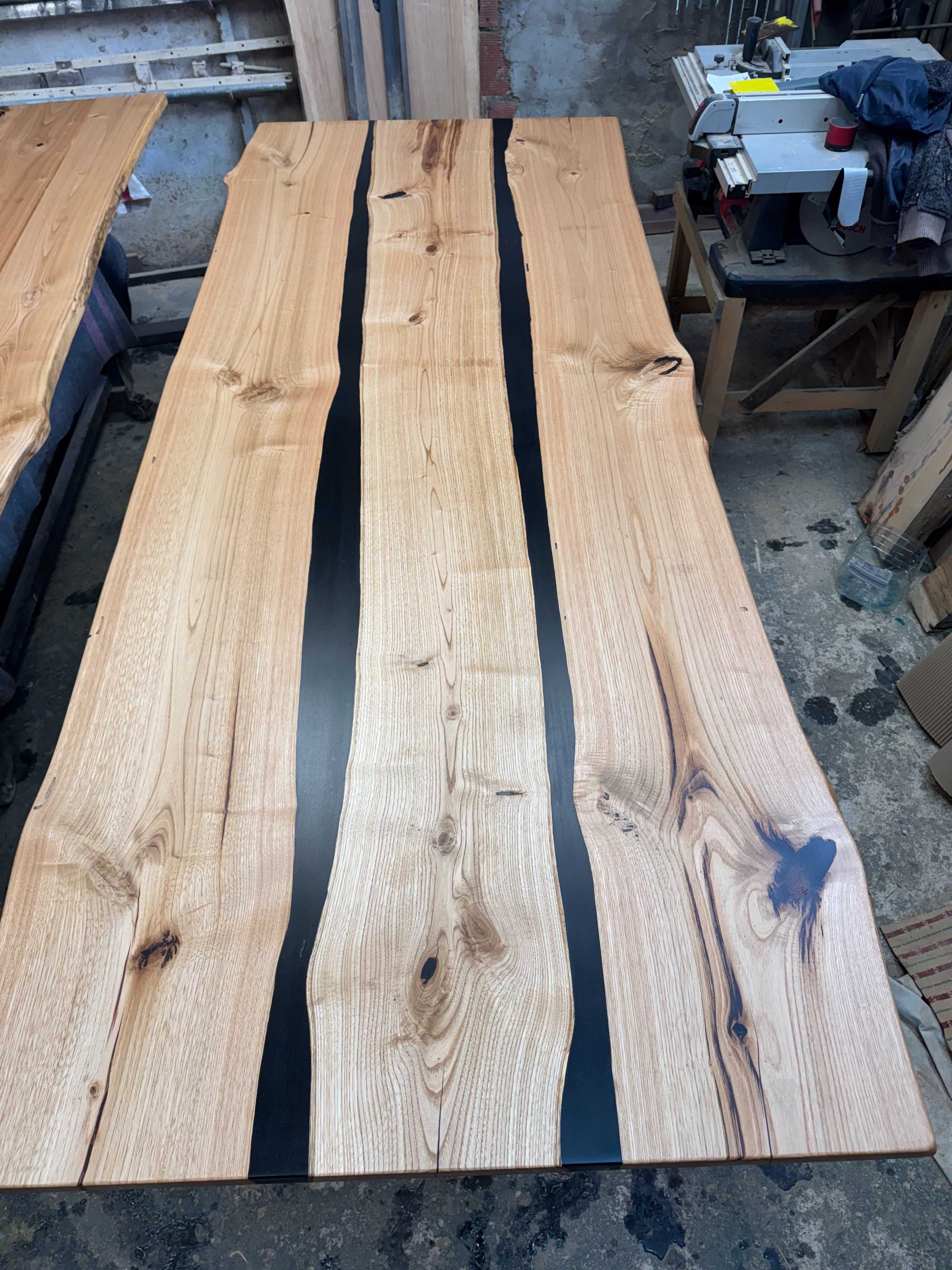 Mesa de jantar rustica com resina de epóxi.Rustic dining table.epoxy