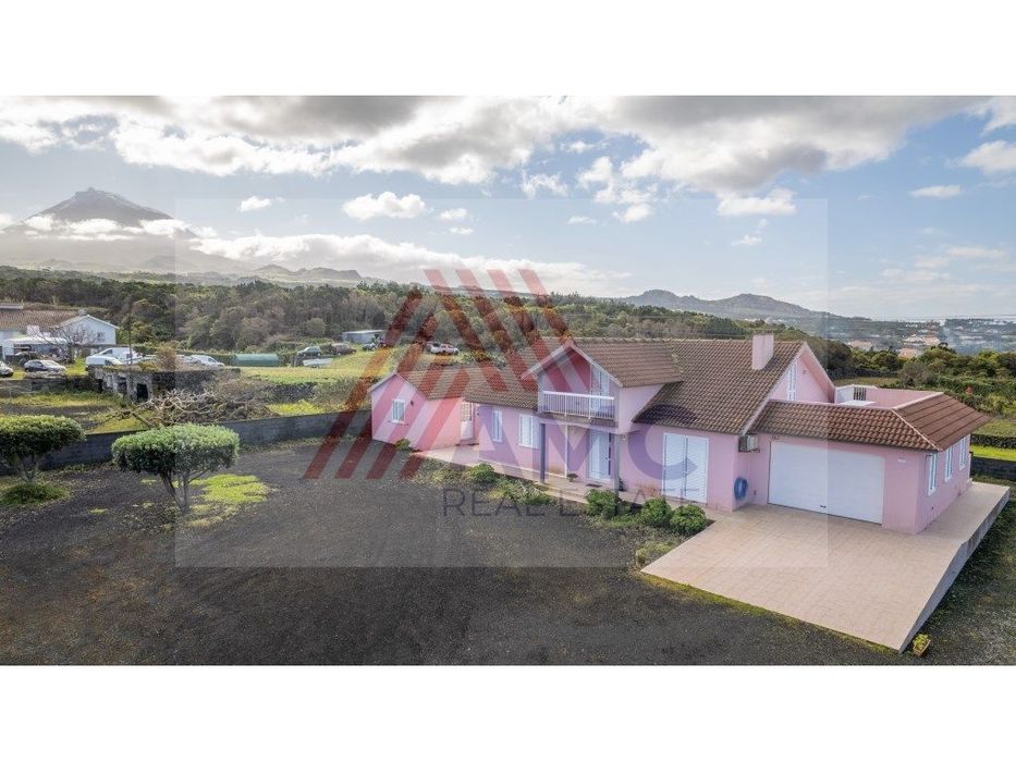 Vende-Se Imóvel Com Moradia T3 + Moradia T1 Na Madalena