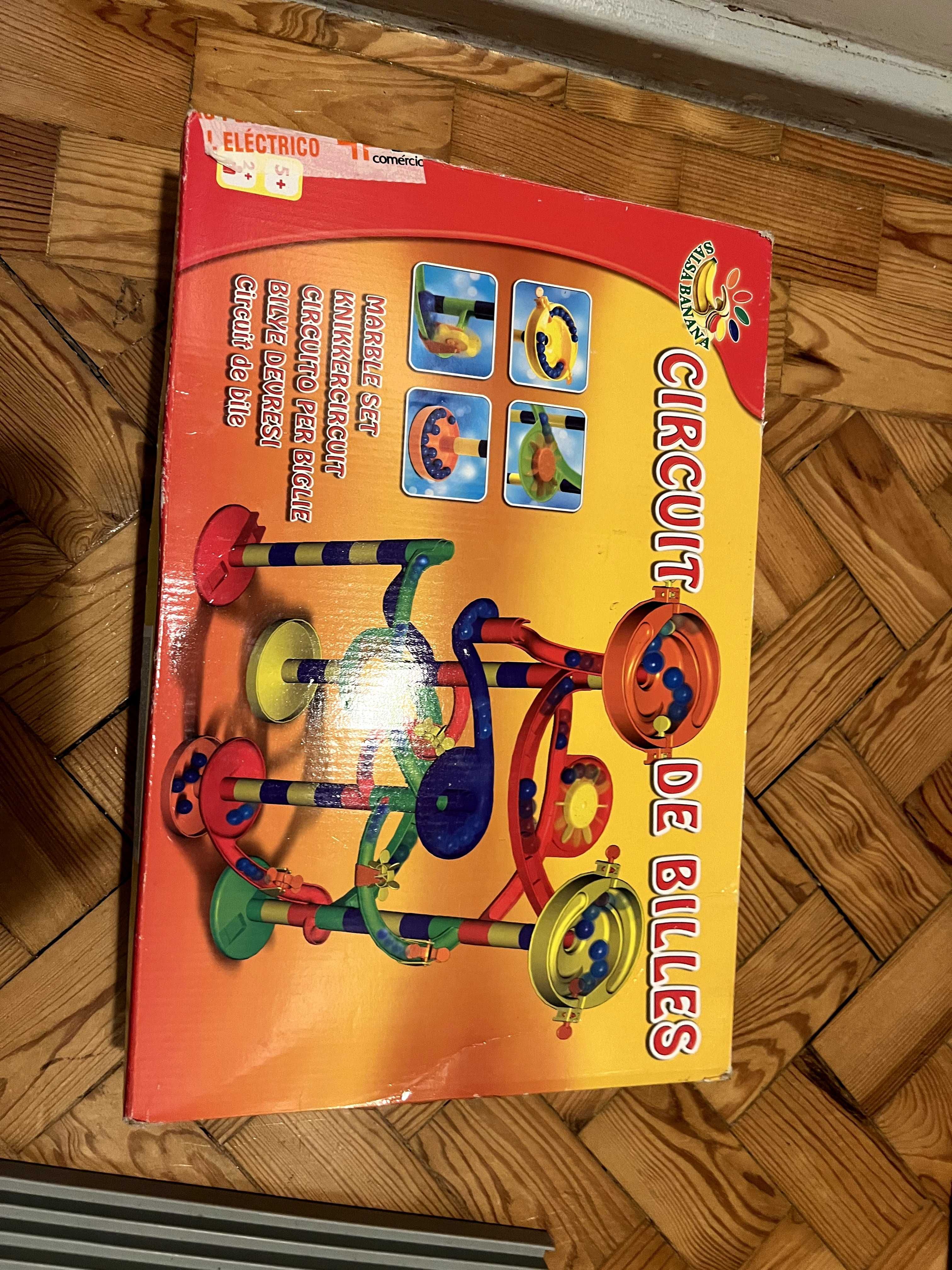 Jogo criança circuito de bolas