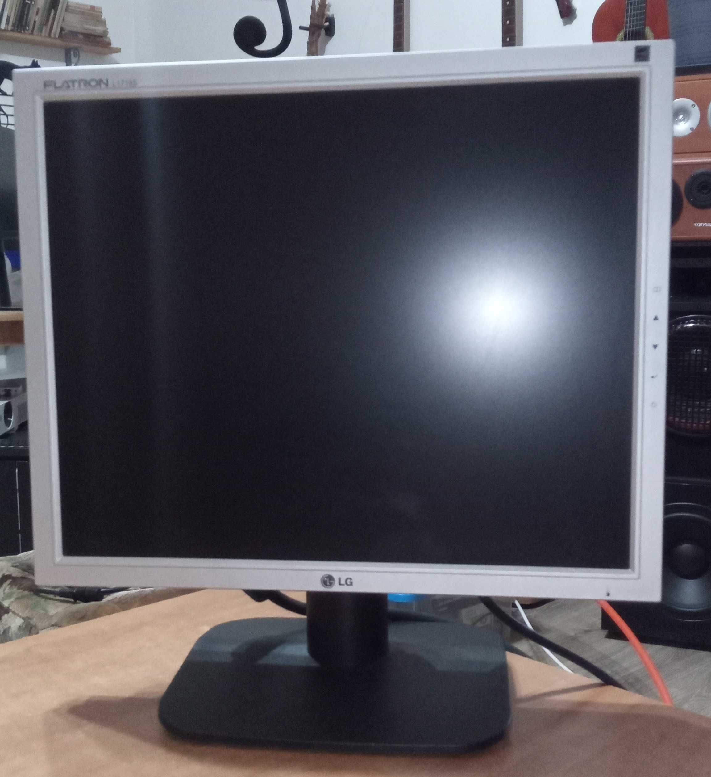 MONITOR LG Flatron L1718S-SN + przewody //mały zgrabny
