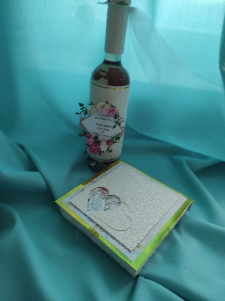 Kartka ślubna z dekoracją na butelkę wina.
