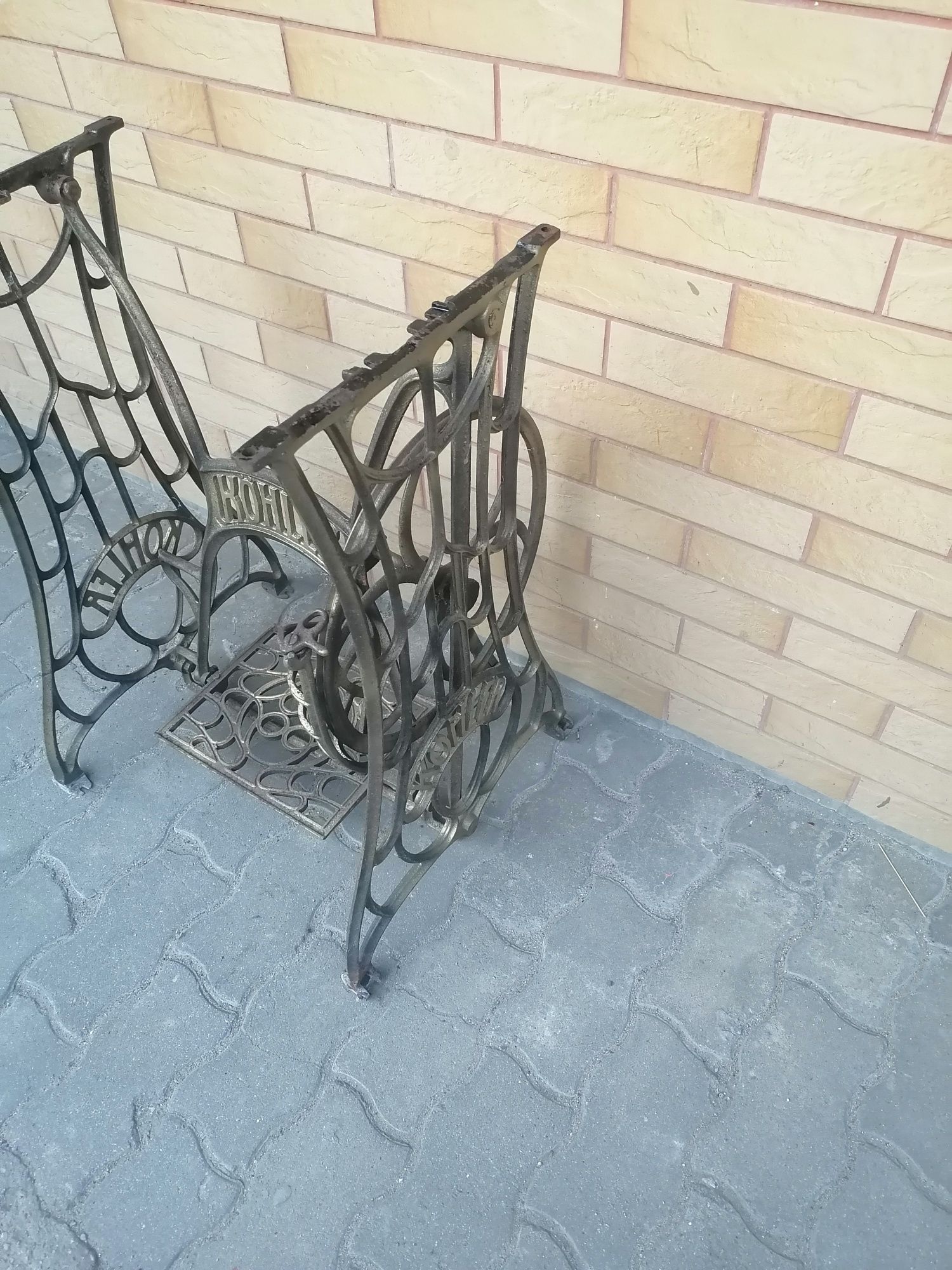 Stara żeliwna podstawa nogi od maszyny do szycia