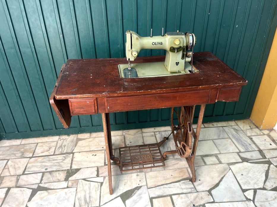 Máquina de Costura OLIVA CL50 – Vintage, Operacional