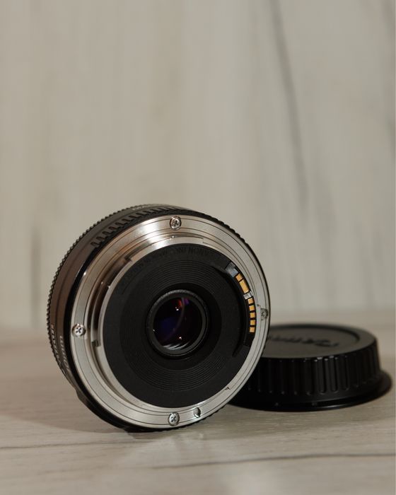 Обʼєктив canon ef 40mm f/2.8 як новий.