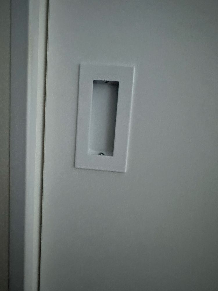 Porta de correr com puxador, placa lateral e sistema correr chão livre