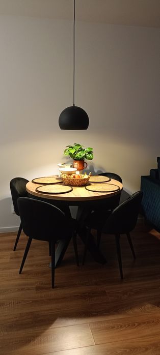 Czarne welurowe krzesła