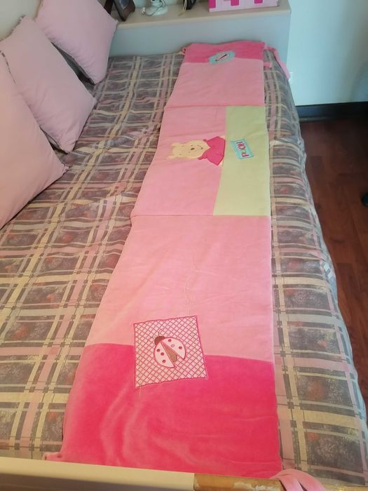 Colcha de Winnie the pooh e protecção de grades para cama bebé