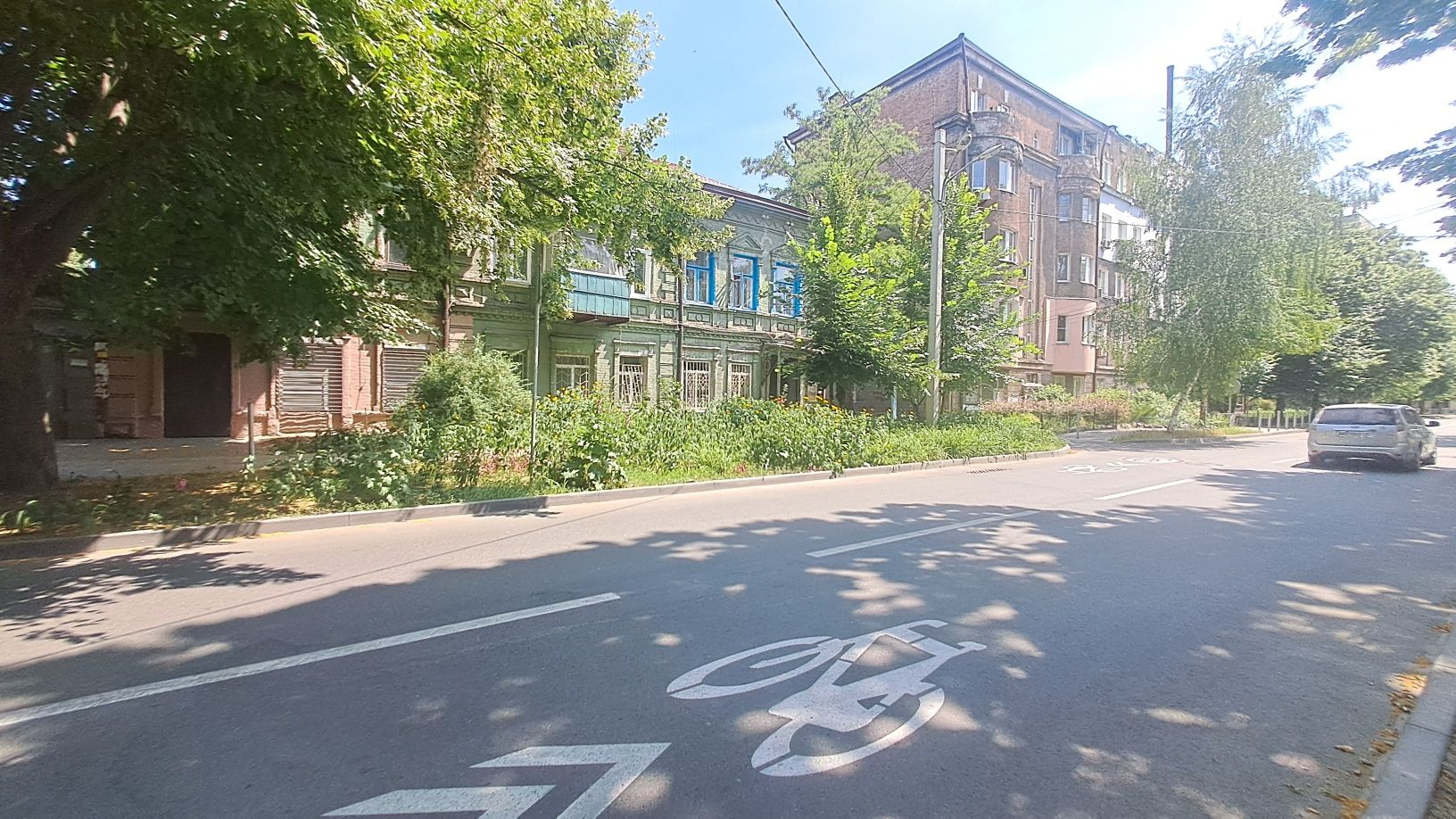 Продам две комнаты с балконом  в коммуналке в хорошем районе