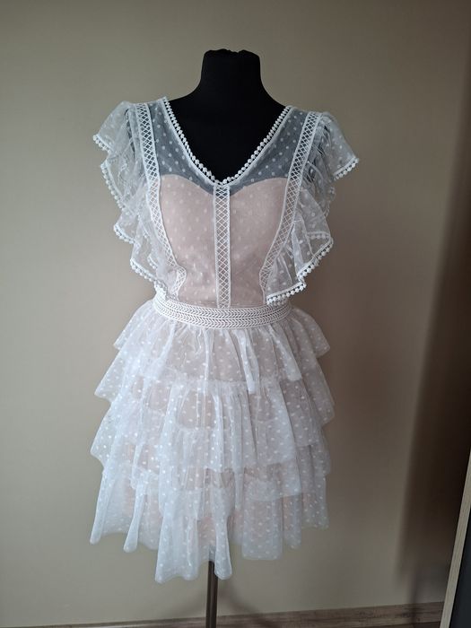 Elegancka sukienka z falbanki