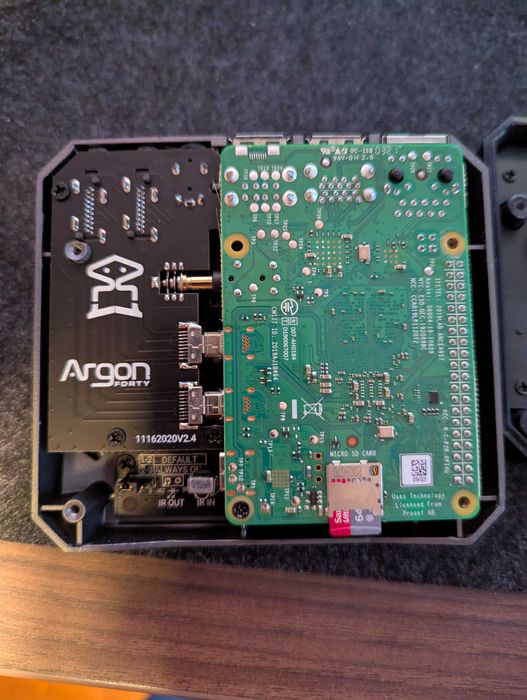 Raspberry Pi 4 Model B + caixa Argon ONE M.2 + adaptador Wi-Fi