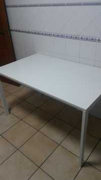 mesa e frigorifico