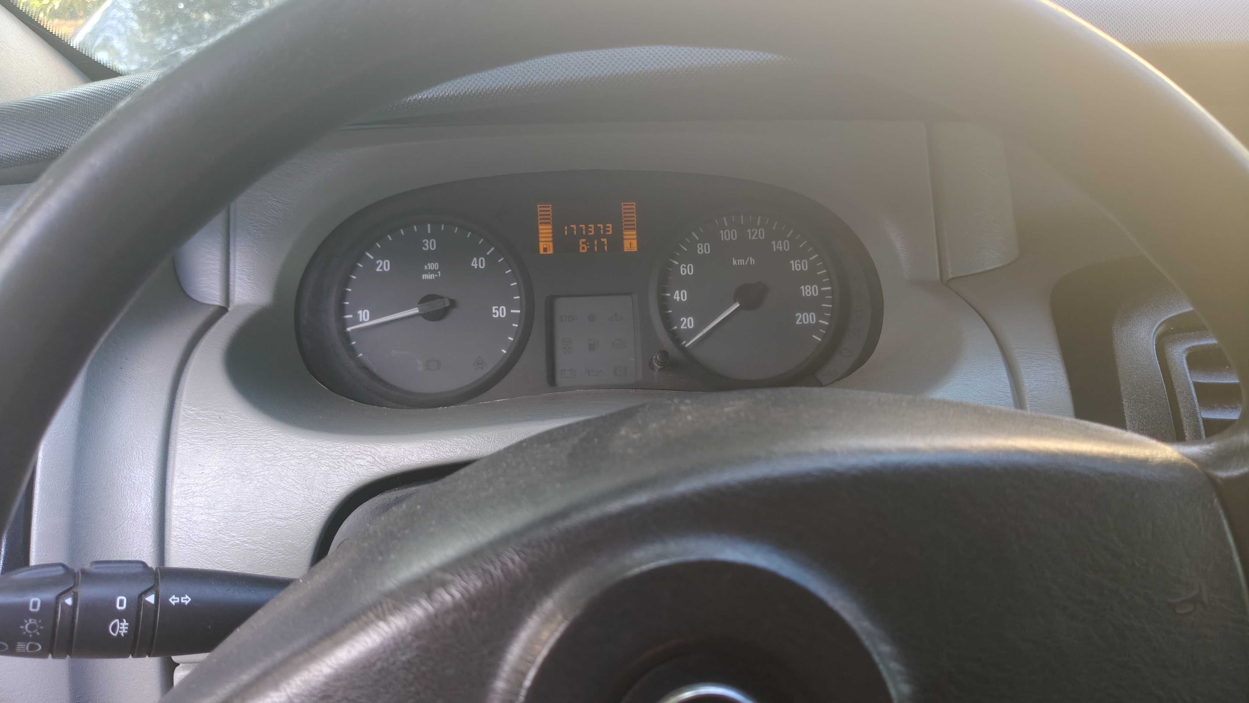 Opel Vivaro 2.0 / Hak / 3 osobowy / L1 H1 / Od osoby prywatnej