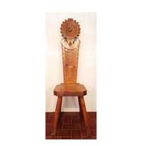 Cadeira africana, em madeira de pinho, esculpida à mão