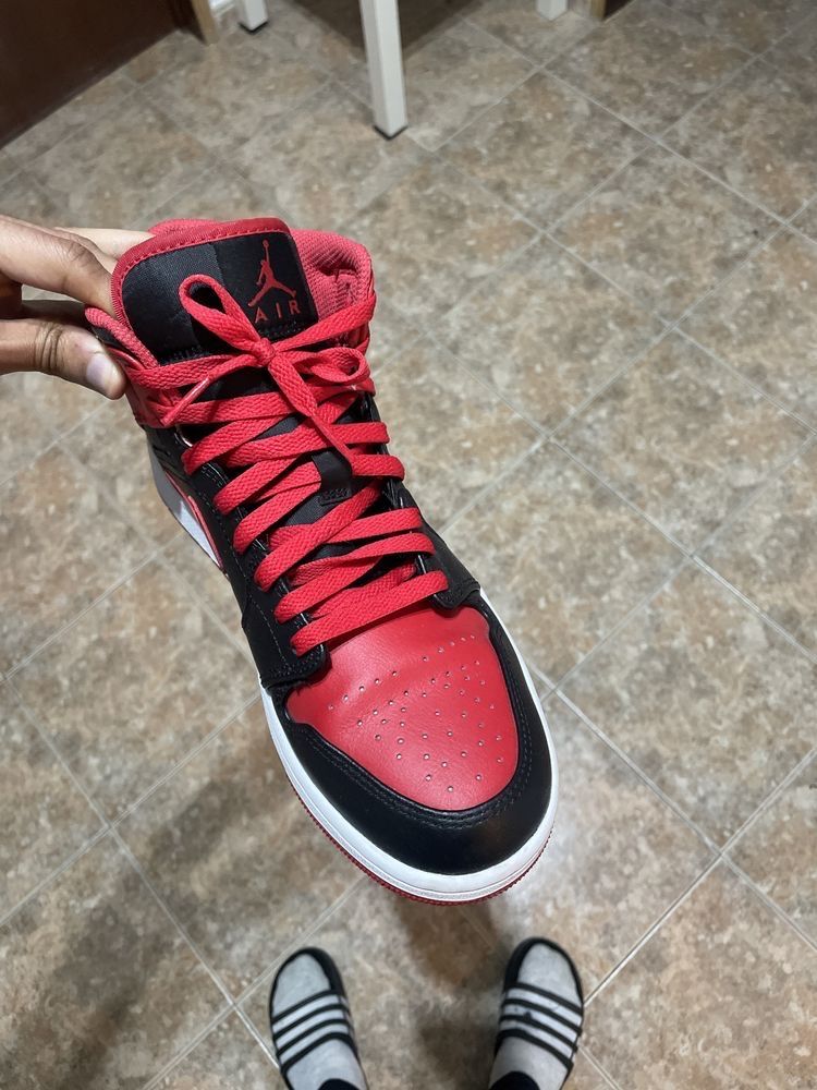 Air Jordan 1 Mid | Preto e Vermelho