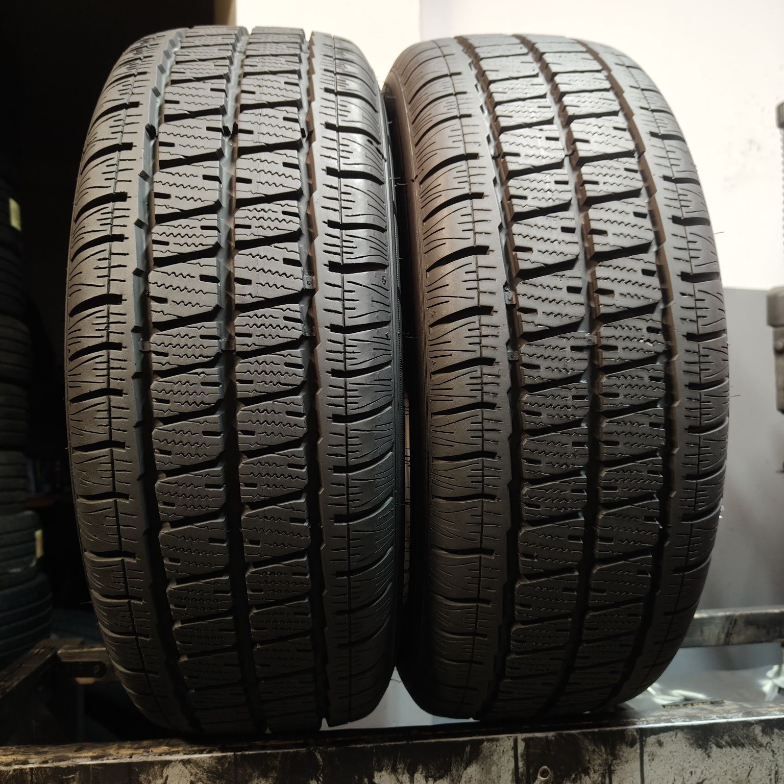 235/65/16 C Sprzedam parę opon całorocznych Dunlop