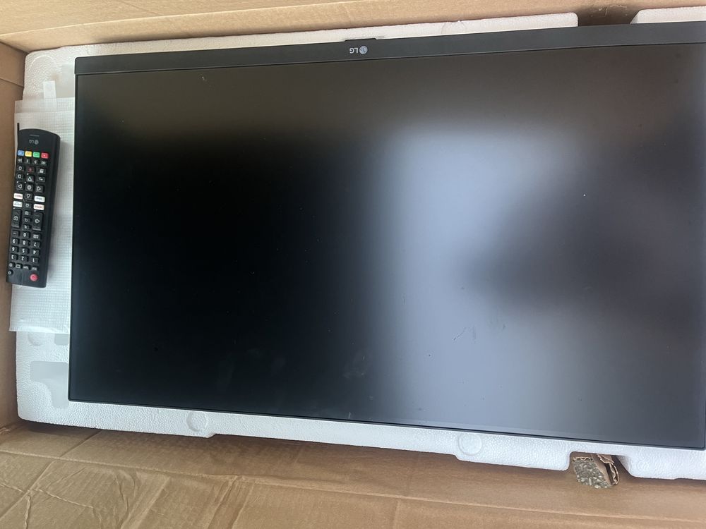 Televisão Smart 27 Polegadas LG, com comando.