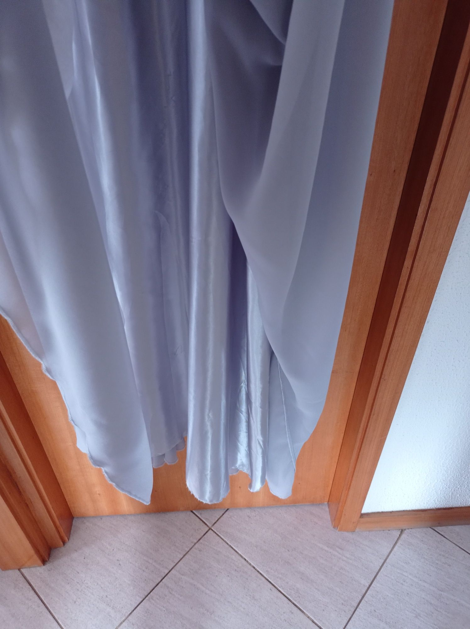 Vestido de cerimónia cinzento