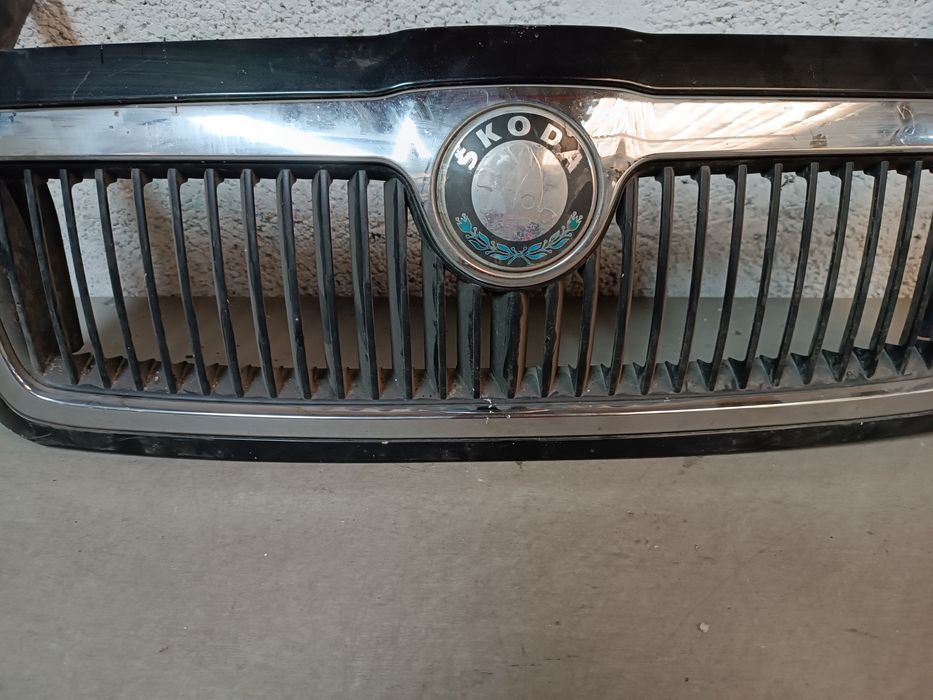 Vendo grelha de frente scoda Octavia ano 2000/03