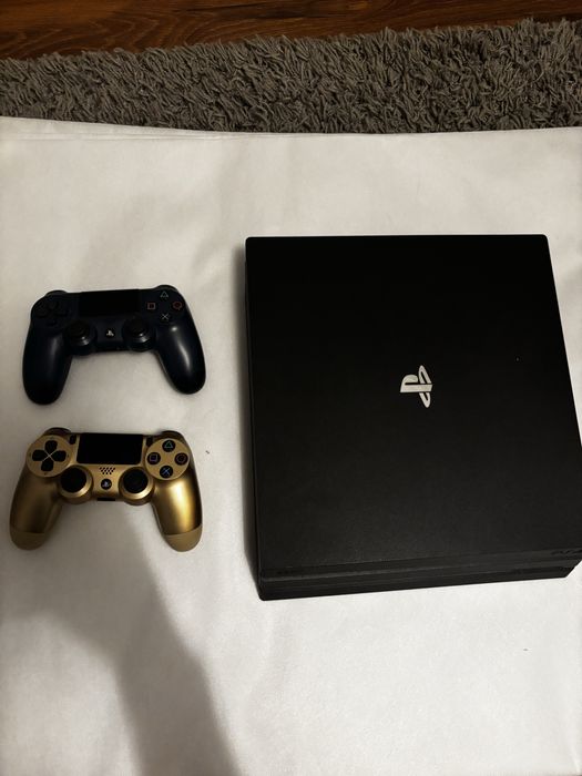 PS4, 2 pady, zestaw gier i ładowarka do padow