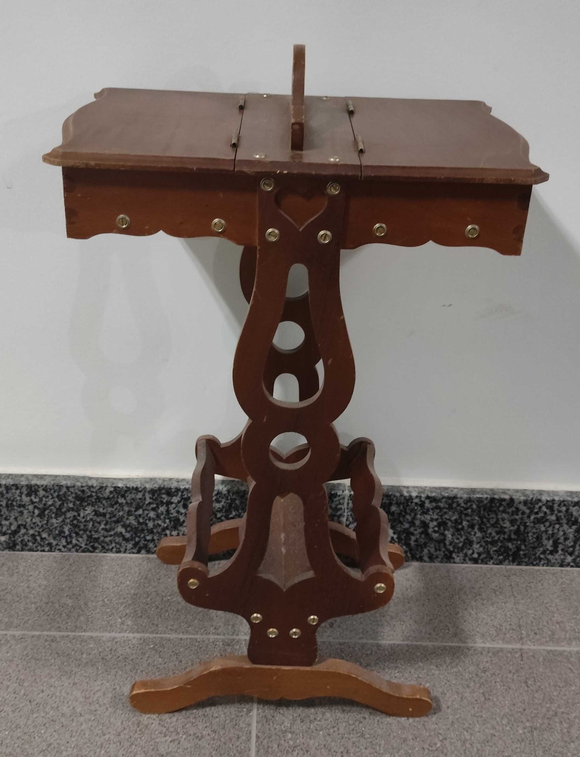Pequena mesa caixa de costura
