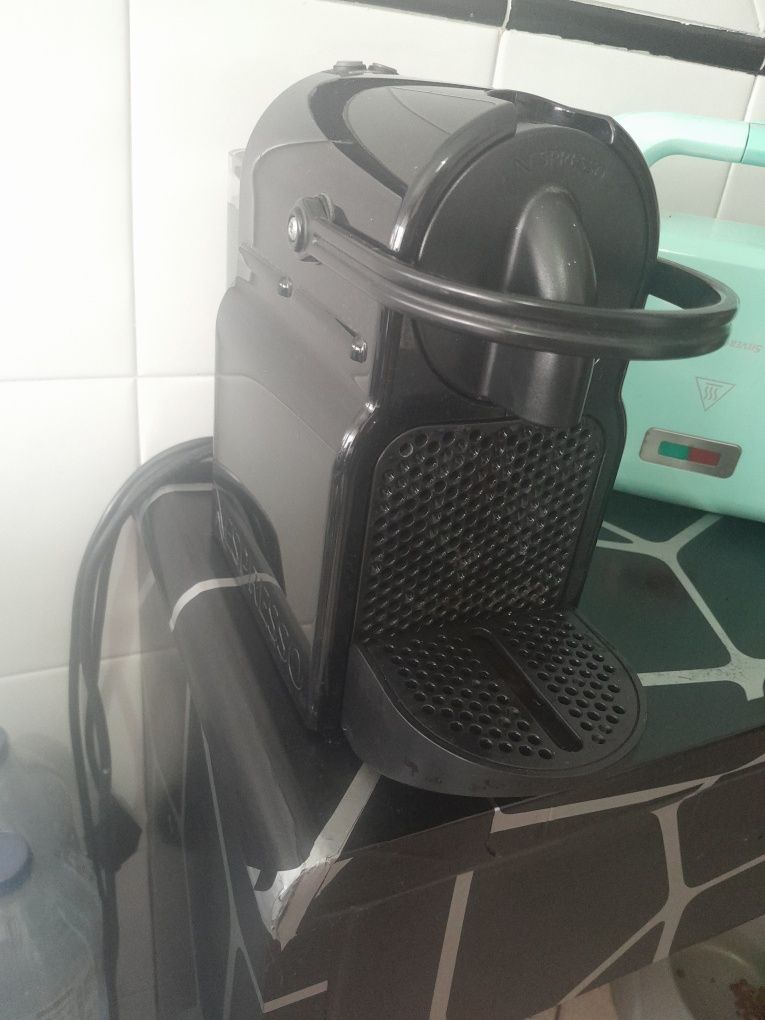 Maquina de café nespresso - DeLonghi