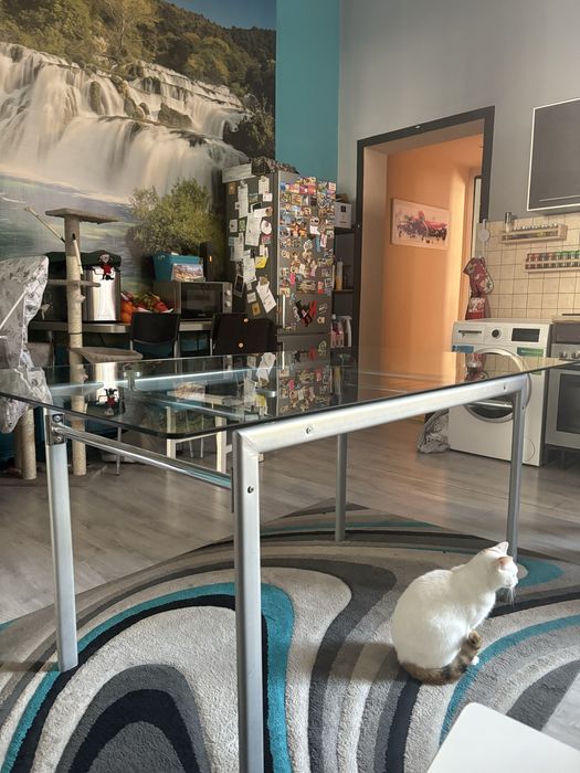 Szklany stół kuchenny