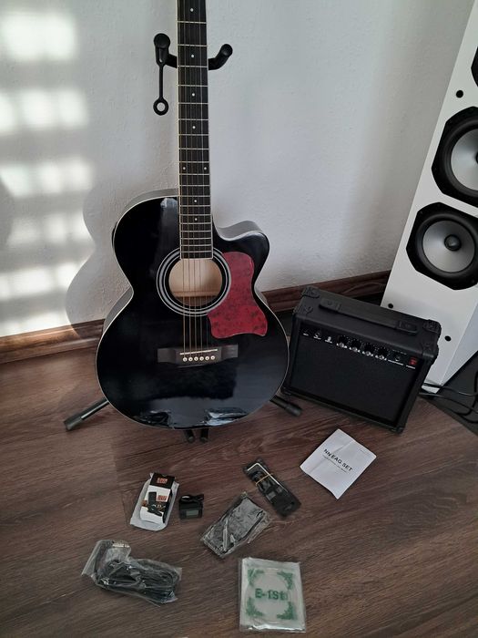 Mikołaj! Gitara akustyczna z przetwornikiem plus wzmacniacz.