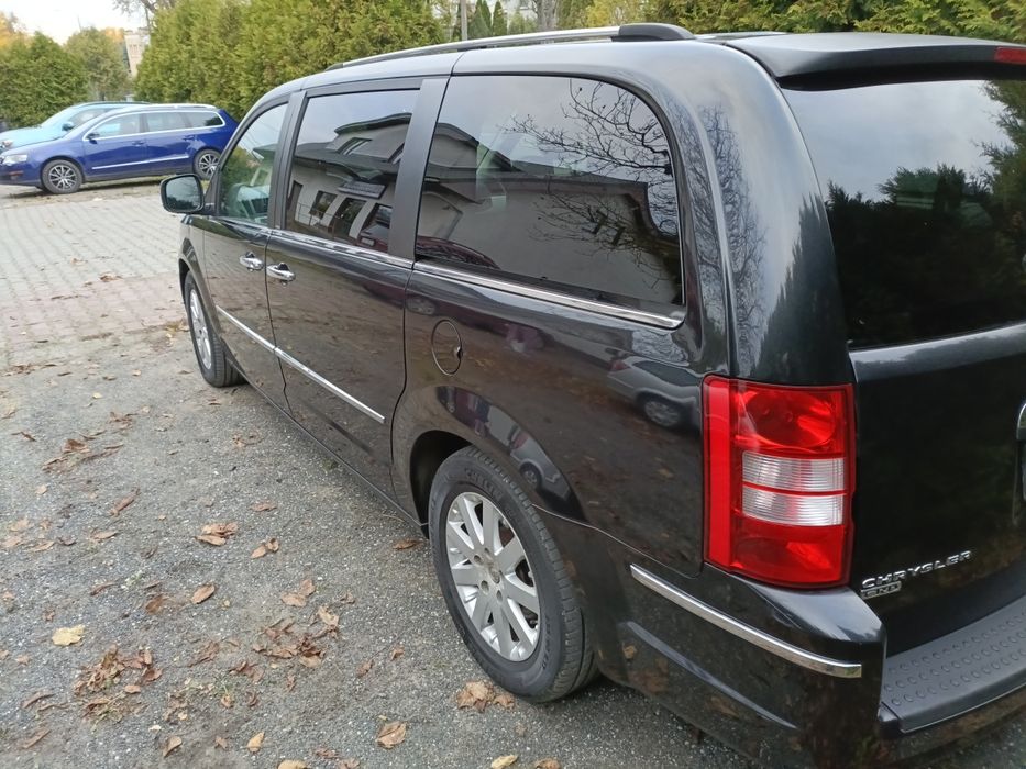 Chrysler town country dodge grand caravan VW routan stan idealny