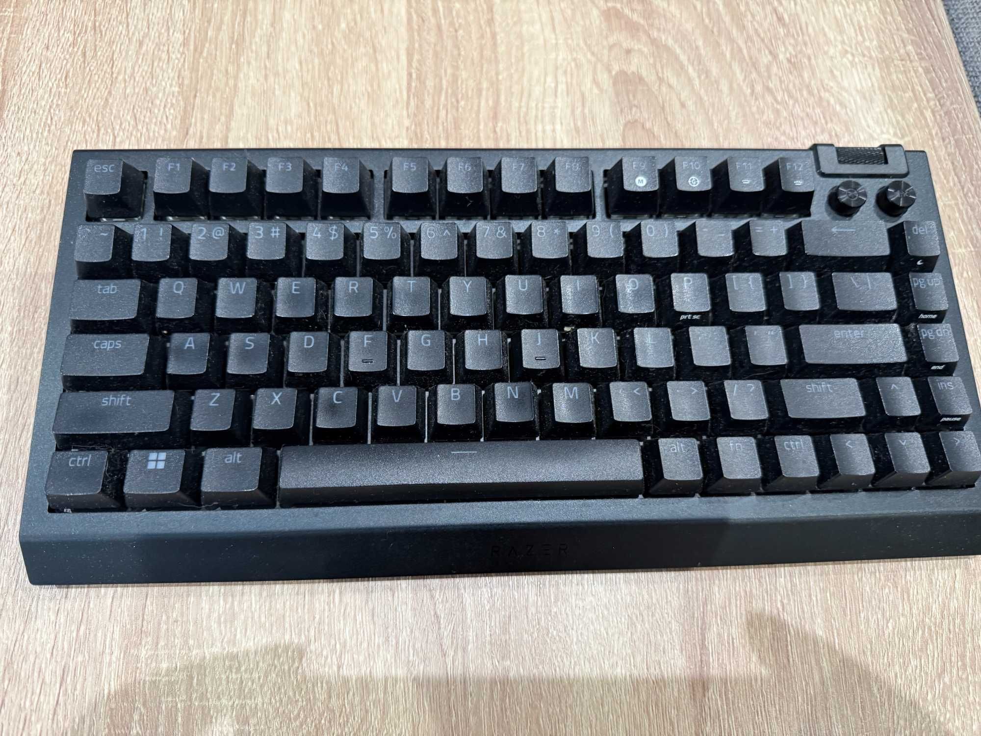 Razer BlackWidow V4 75% Layout US – usado, com defeito