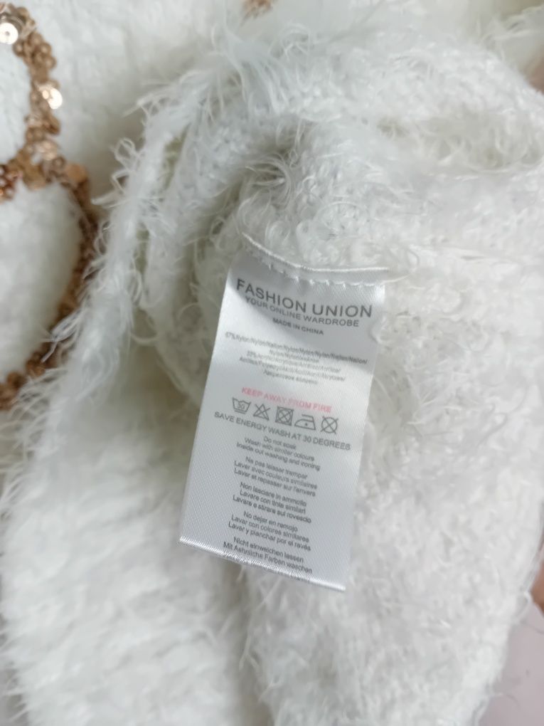 Sweter biały napis cekinowy